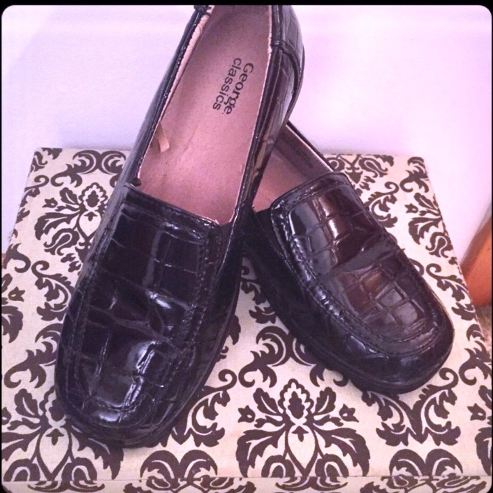 EUC*Ladies black patent leather loafers 👞